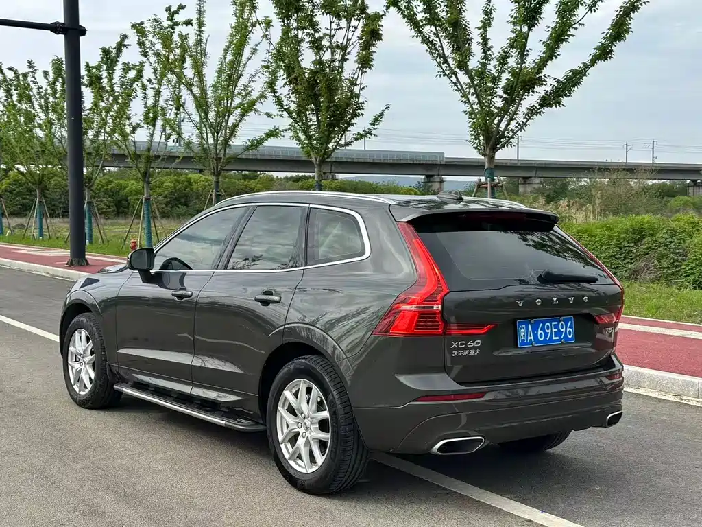 Volvo XC60 2018 — фото 16