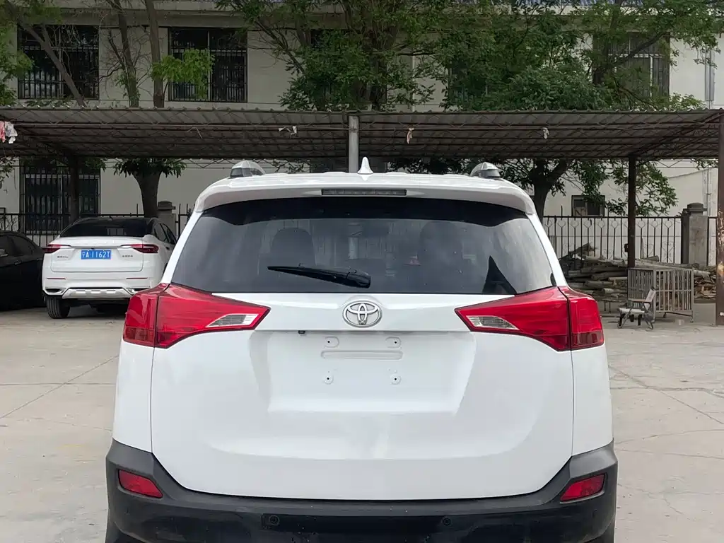 Toyota RAV4 2015 — фото 10