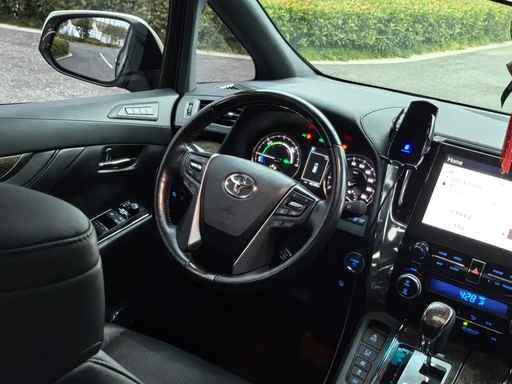 Toyota Alphard 2023 — фото 12