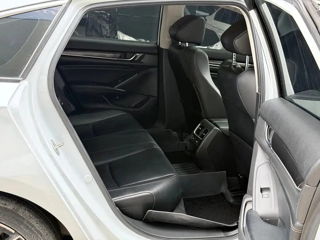 Honda Accord 2022 — фото 10