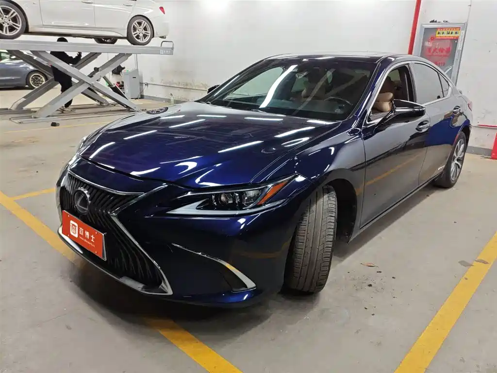 Lexus ES 2019 — фото 1