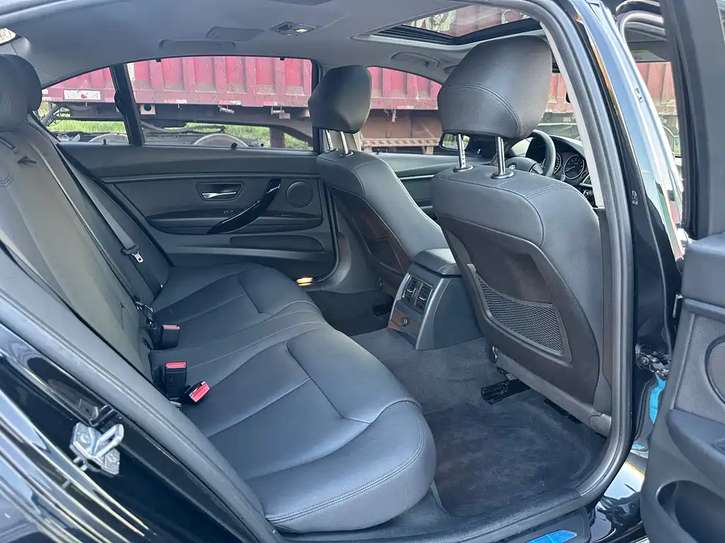 BMW 3 Series 2017 — фото 19
