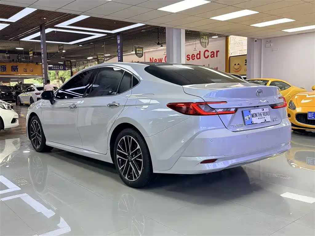 Toyota Camry 2024 — фото 3