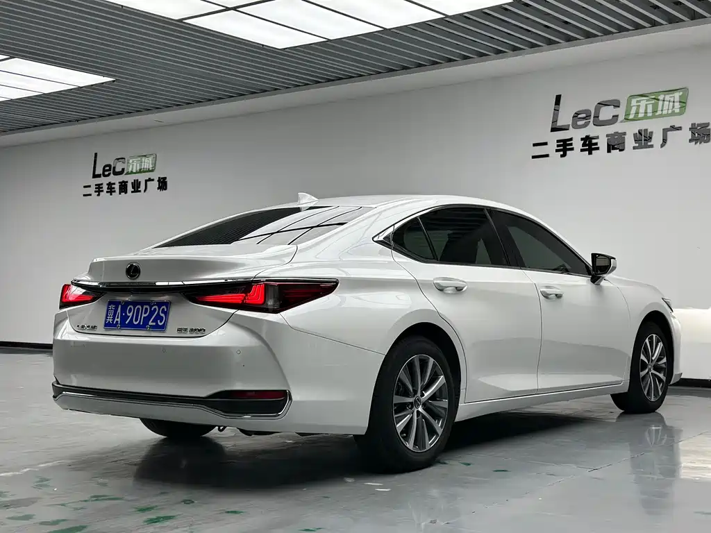 Lexus ES 2021 — фото 15