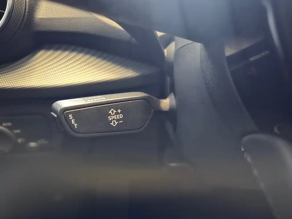 Audi Q2L e-tron 2020 — фото 11