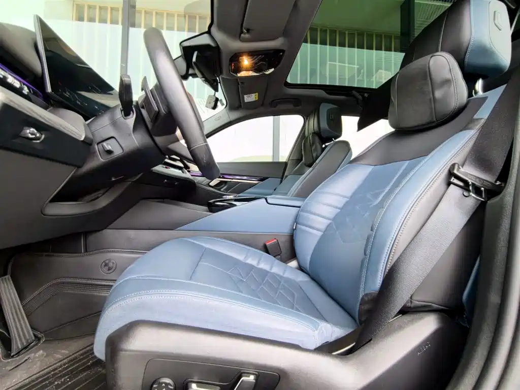BMW 5 Series 2025 — фото 14