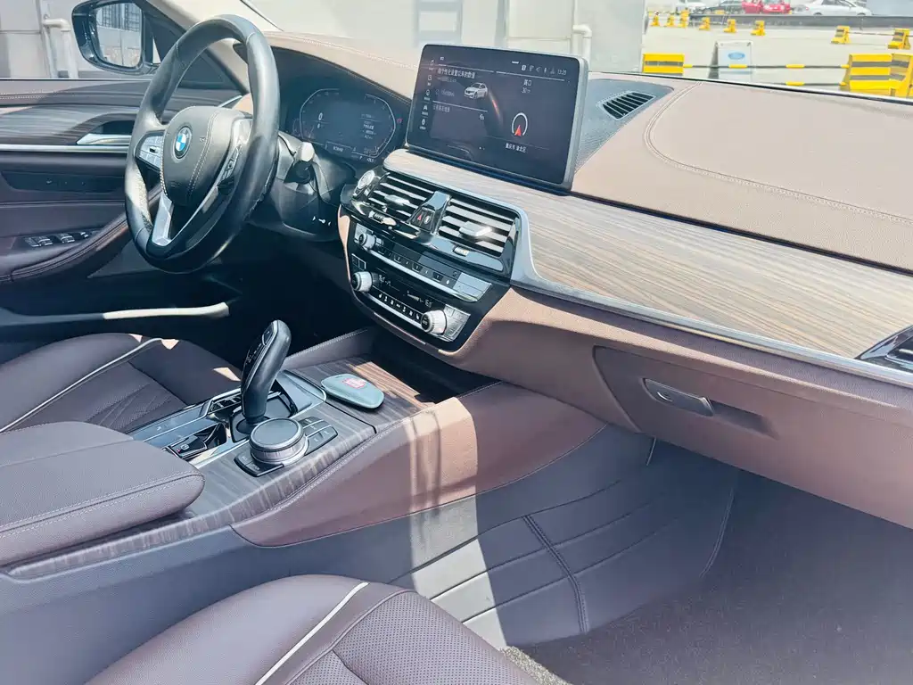 BMW 5 Series 2021 — фото 14