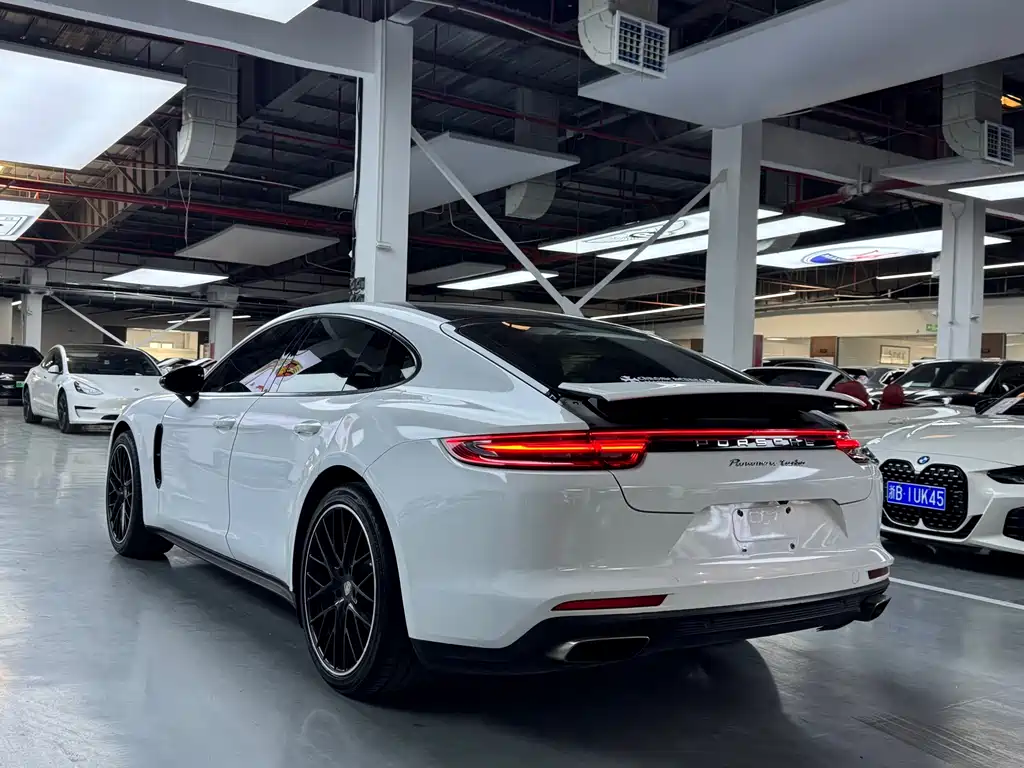 Porsche Panamera 2018 — фото 17