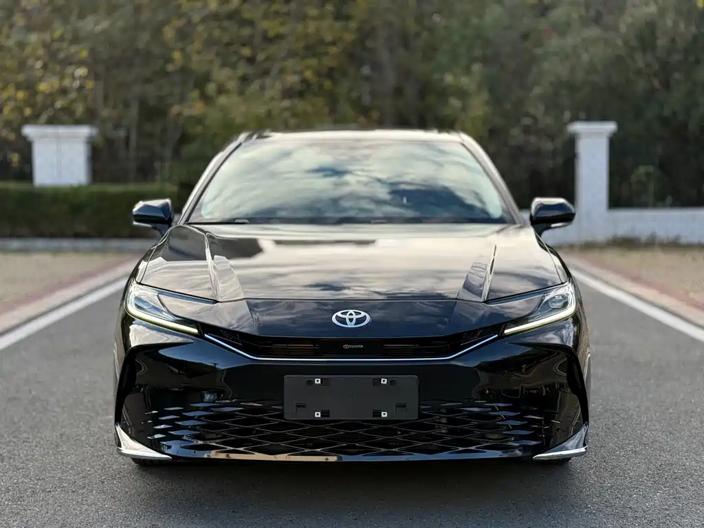 Toyota Camry 2025 — фото 2