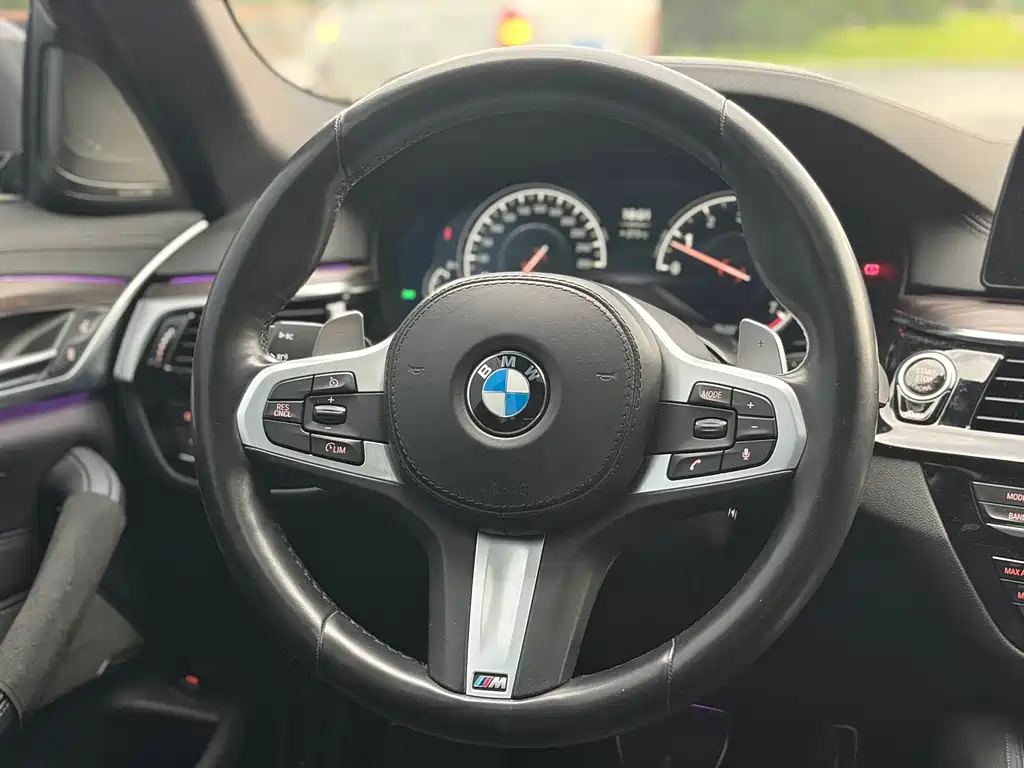 BMW 5 Series 2018 — фото 19