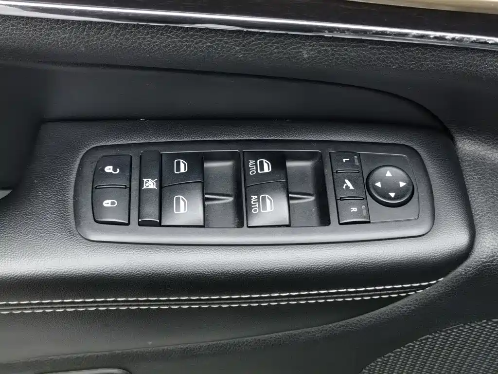 Jeep Grand Cherokee 2014 — фото 9