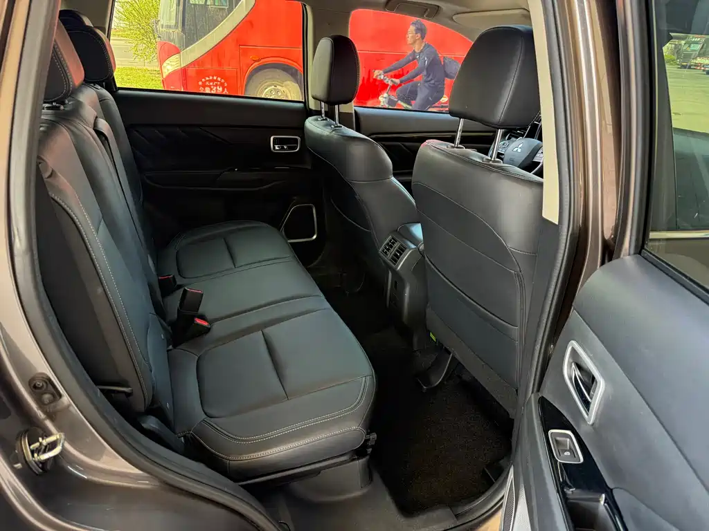 Mitsubishi Outlander 2019 — фото 16