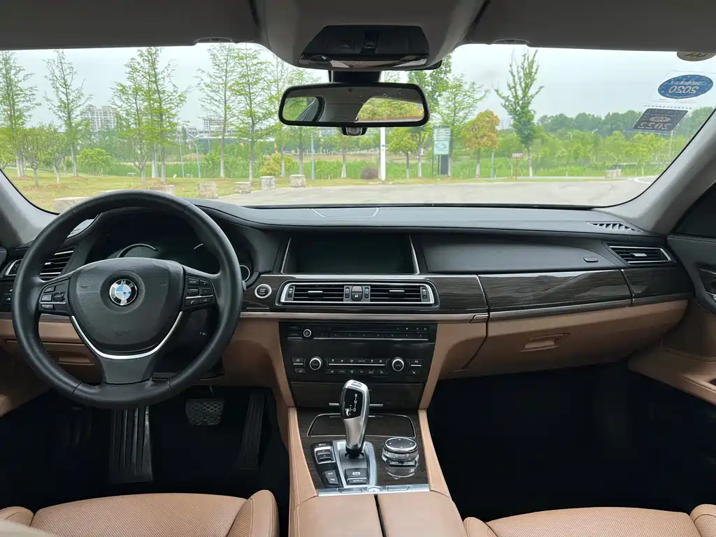 BMW 7 Series 2016 — фото 11
