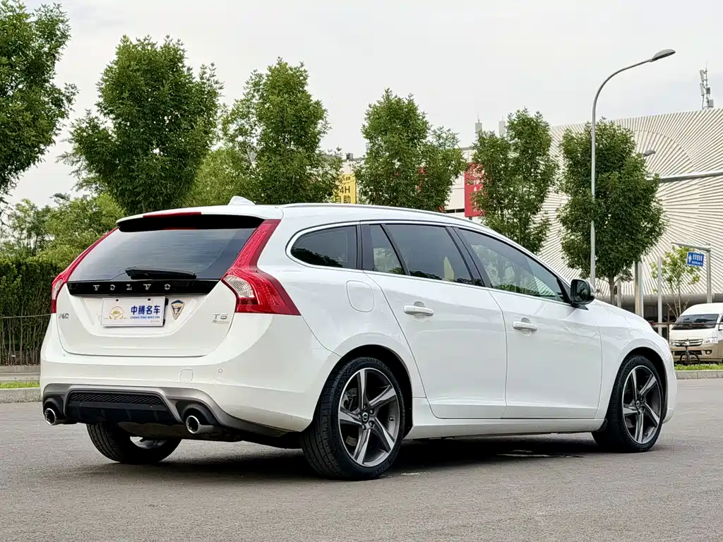 Volvo V60 2014 — фото 32