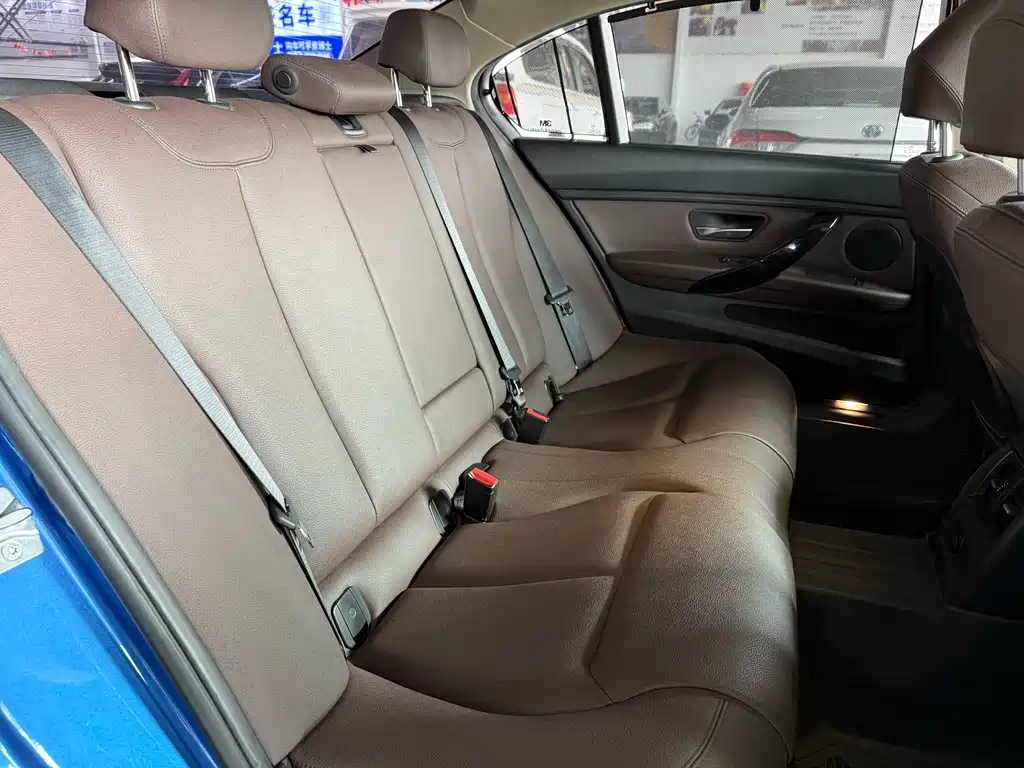 BMW 3 Series 2018 — фото 18