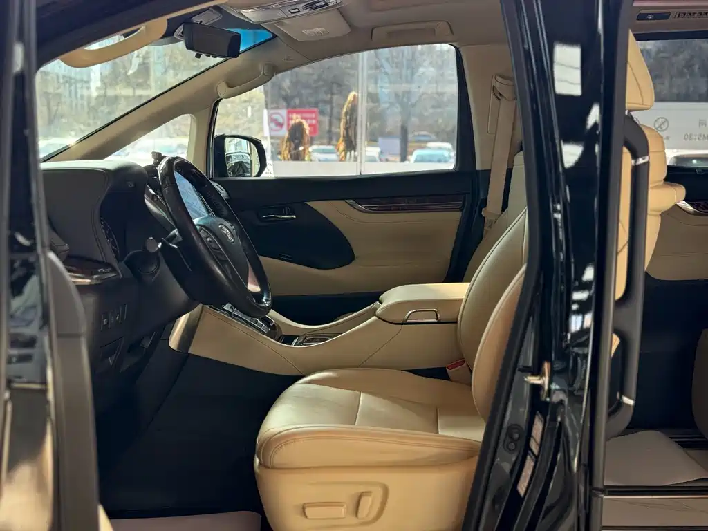 Toyota Alphard 2023 — фото 15