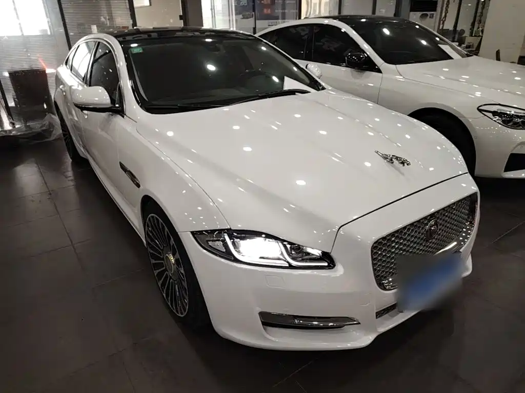 Jaguar XJ 2016 — фото 22