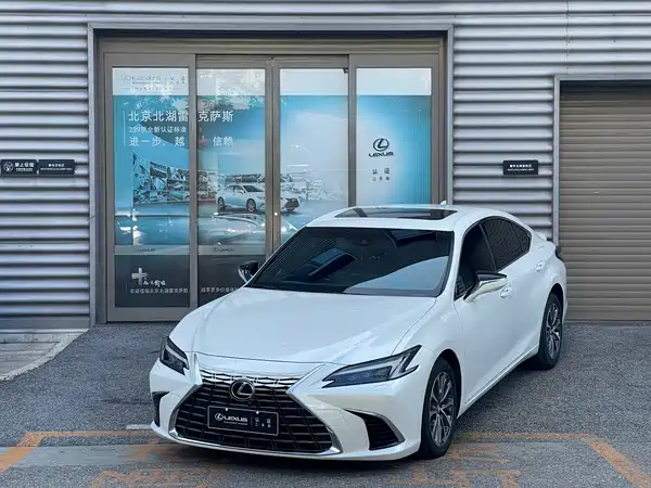 Lexus ES 2025
