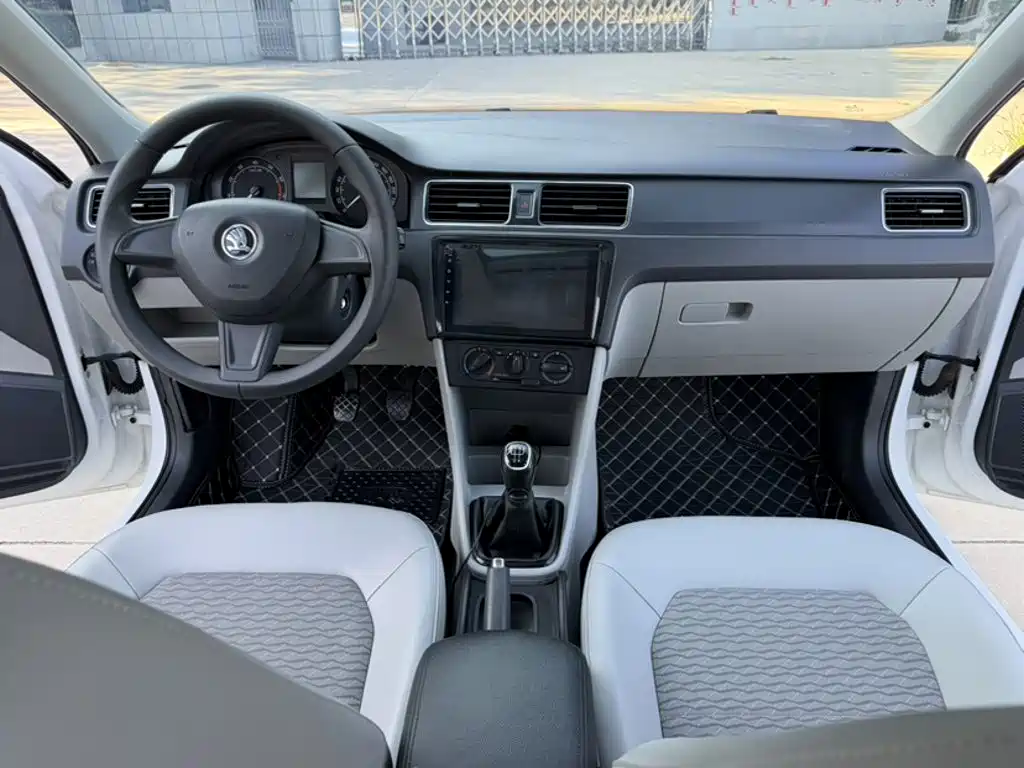 Skoda Rapid 2017 — фото 10
