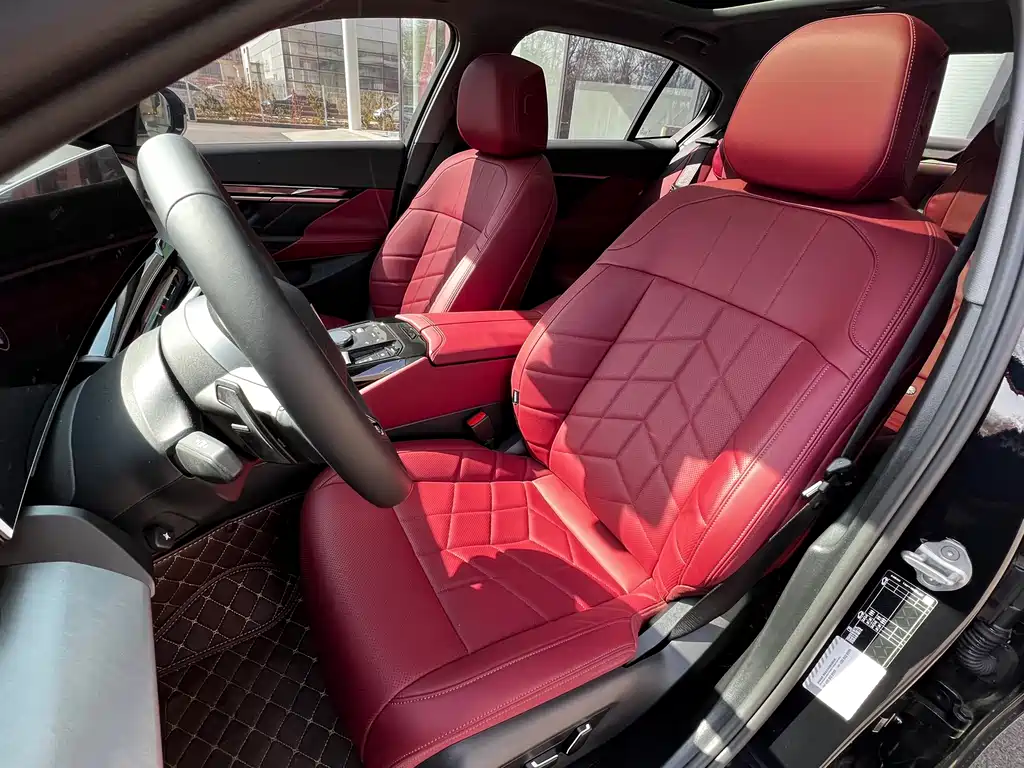 BMW 5 Series 2025 — фото 10
