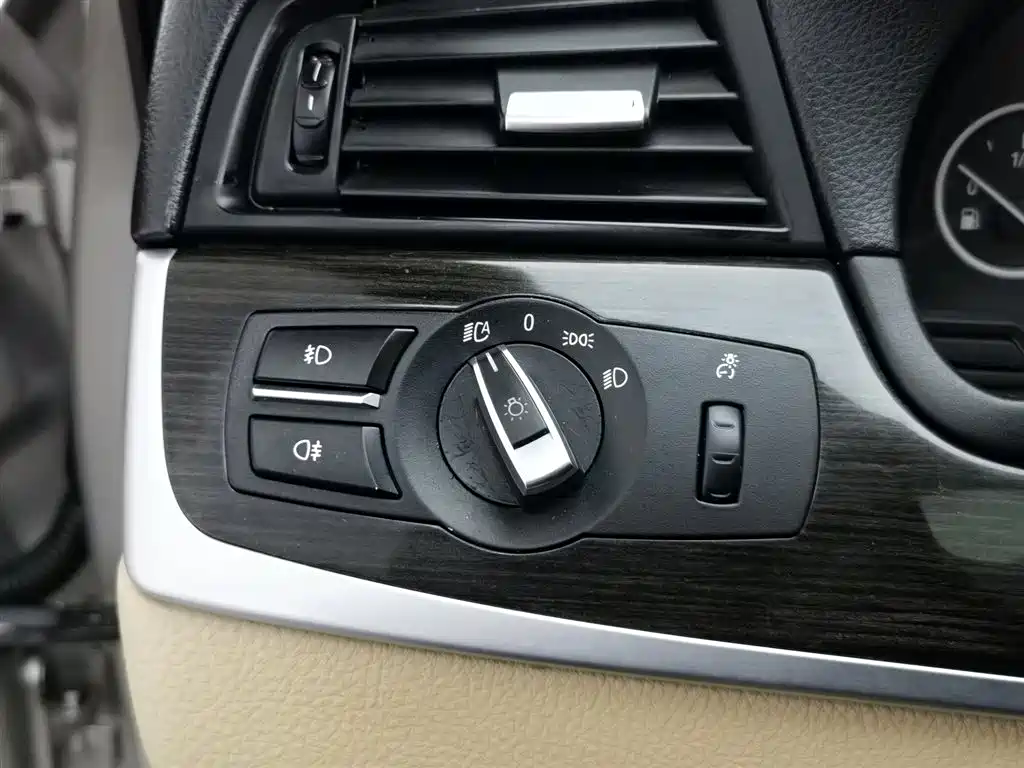 BMW 5 Series 2012 — фото 21