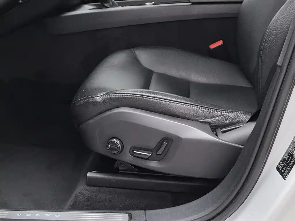 Volvo XC60 2018 — фото 20