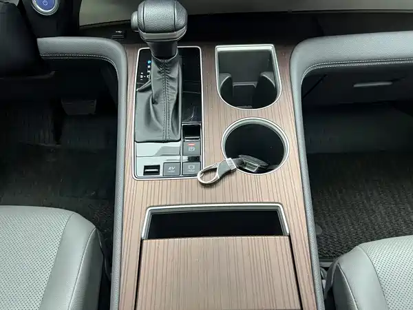 Toyota Granvia 2023