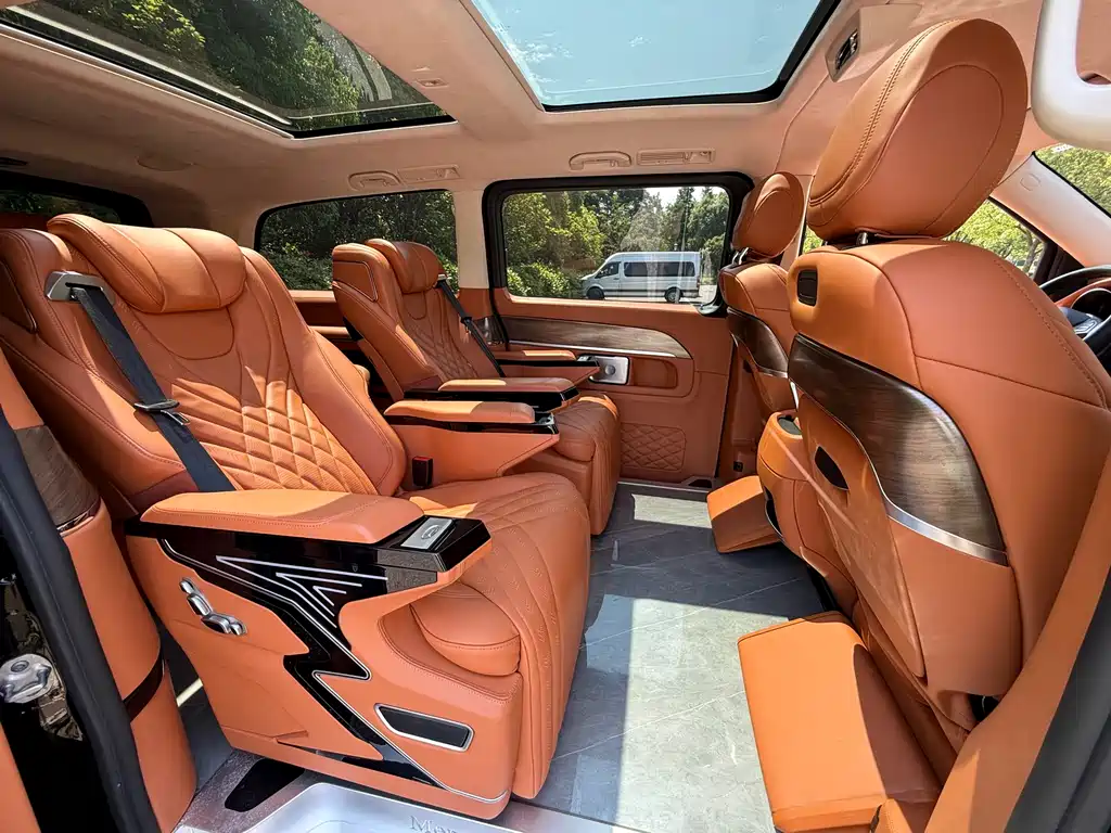 Mercedes-Benz V-Class 2023 — фото 11