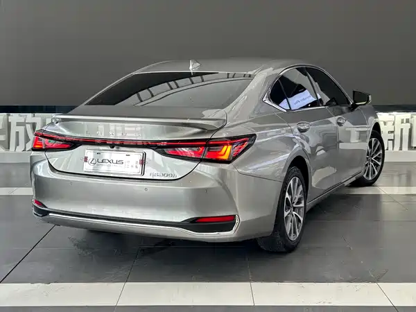 Lexus ES 2025