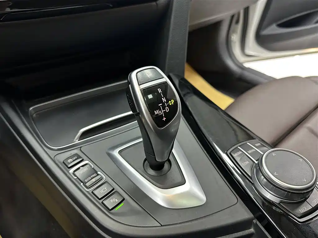 BMW 3 Series 2019 — фото 15