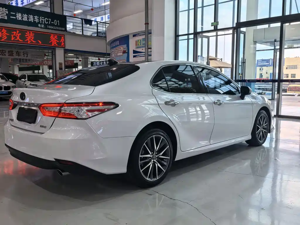 Toyota Camry 2022 — фото 19