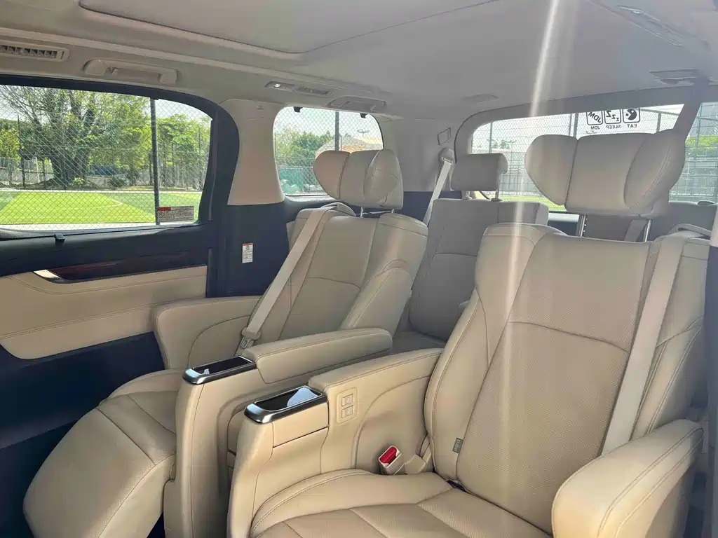 Toyota Alphard 2017 — фото 9