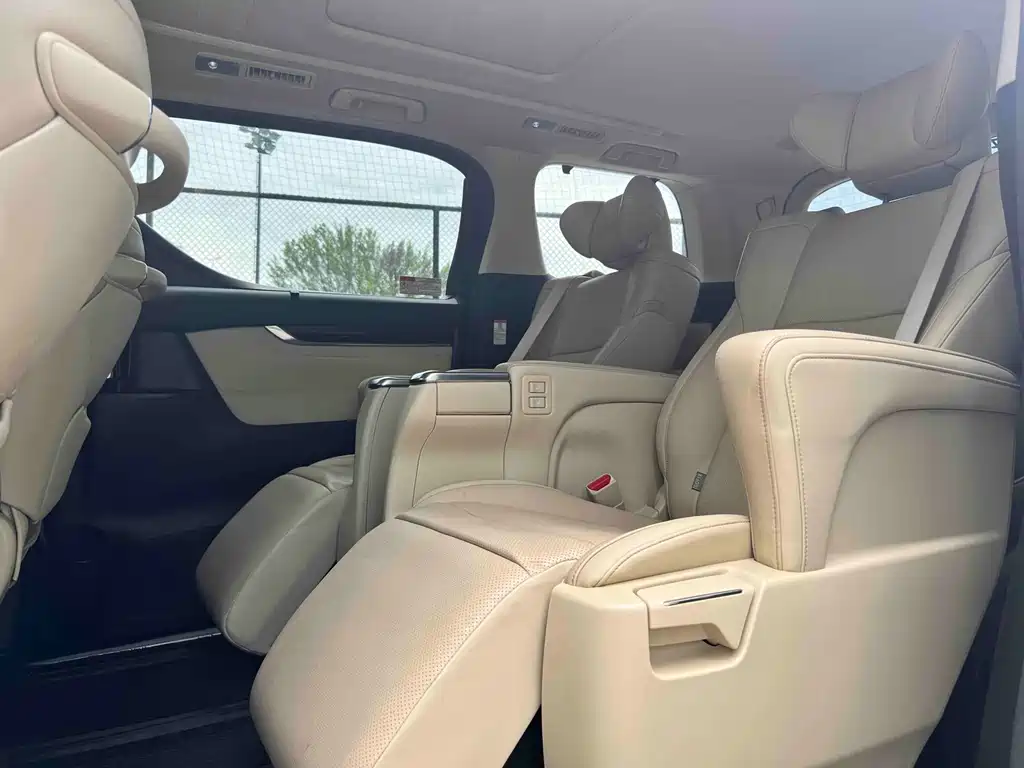 Toyota Alphard 2017 — фото 18