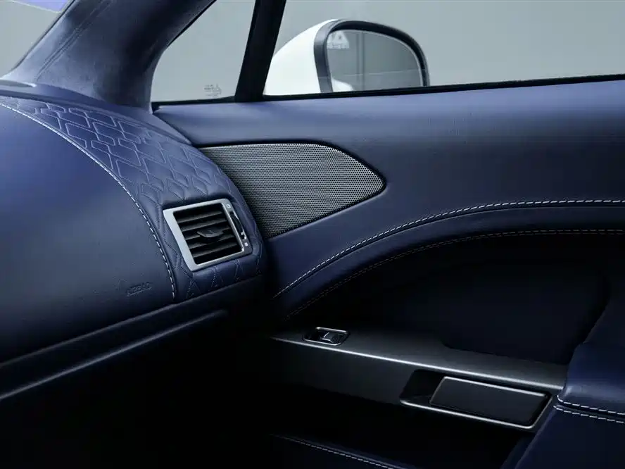 Aston Martin Rapide 2017 — фото 22