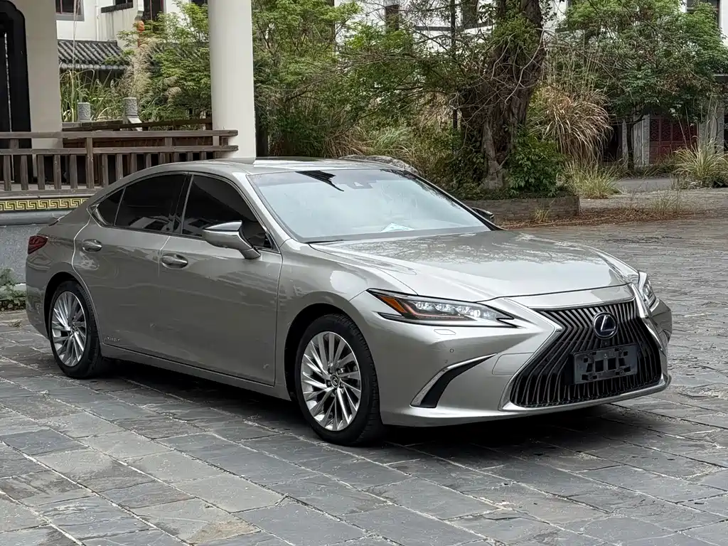 Lexus ES 2020 — фото 1