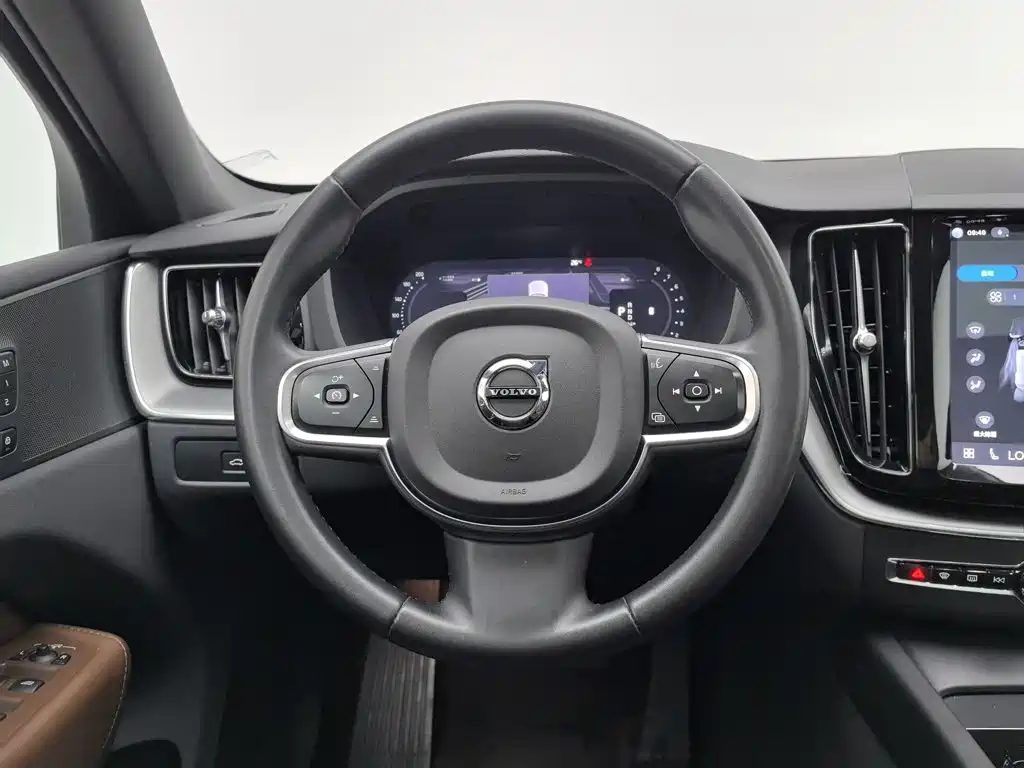Volvo XC60 2023 — фото 11
