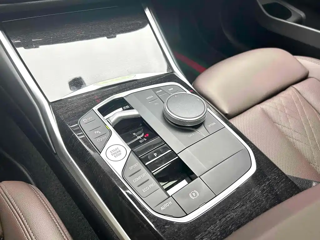 BMW 3 Series 2025 — фото 12