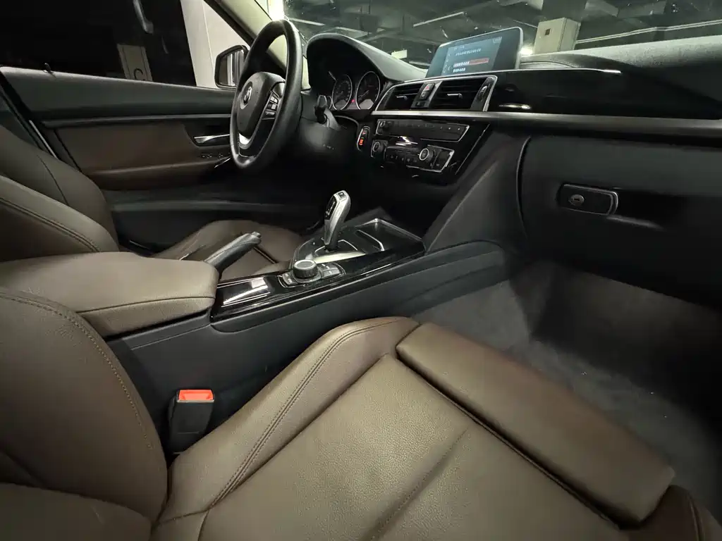 BMW 3 Series 2018 — фото 12