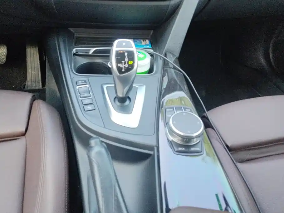 BMW 3 Series 2018 — фото 16