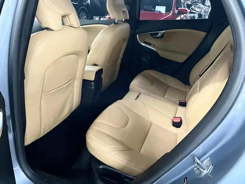 Volvo V40 2018 — фото 12