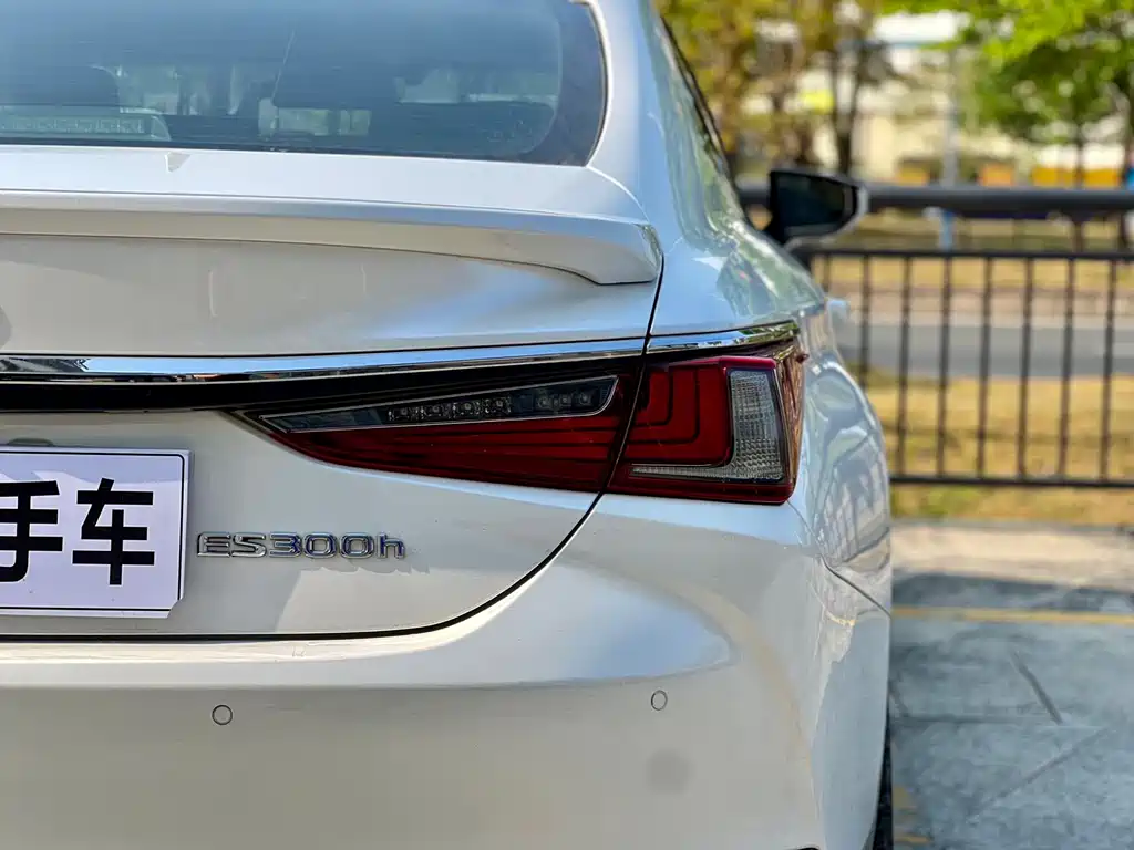 Lexus ES 2020 — фото 12