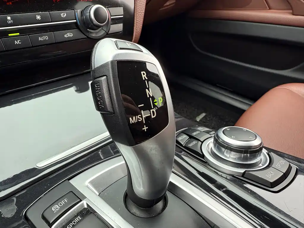 BMW 5 Series 2014 — фото 16