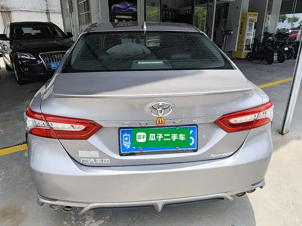 Toyota Camry 2022 — фото 8
