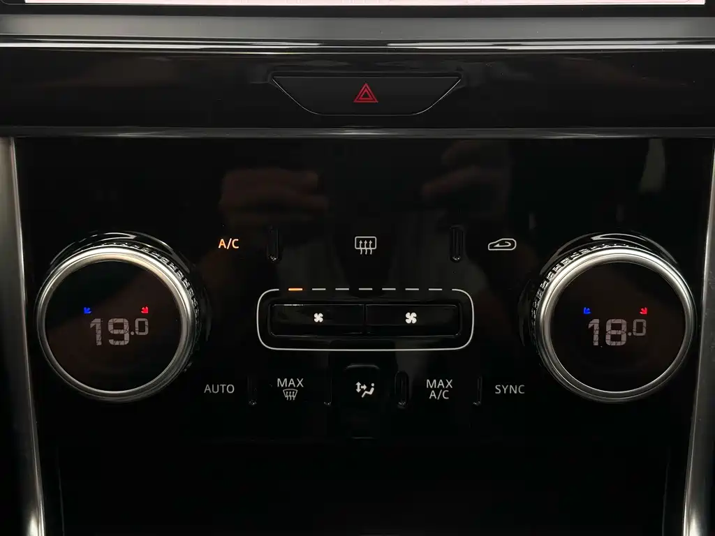 Jaguar XEL 2020 — фото 13