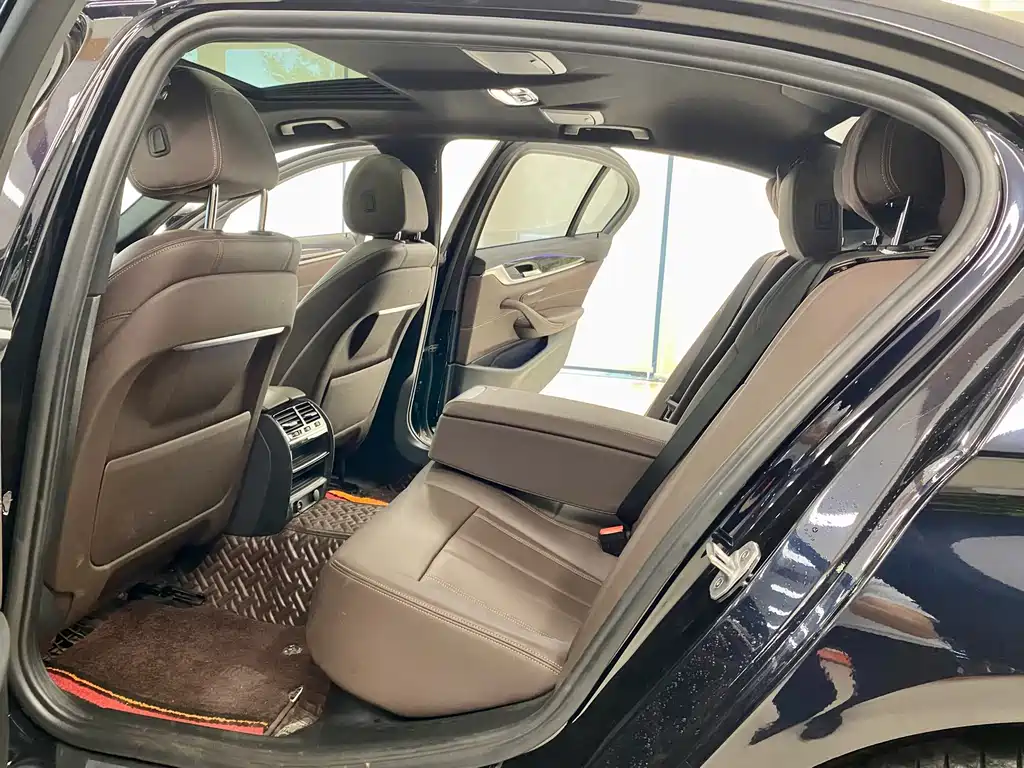 BMW 5 Series 2019 — фото 13