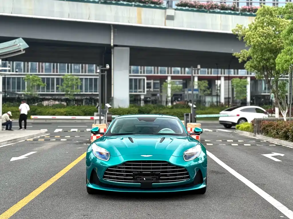Aston Martin DB12 2025