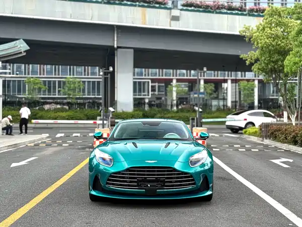 Aston Martin DB12 2025