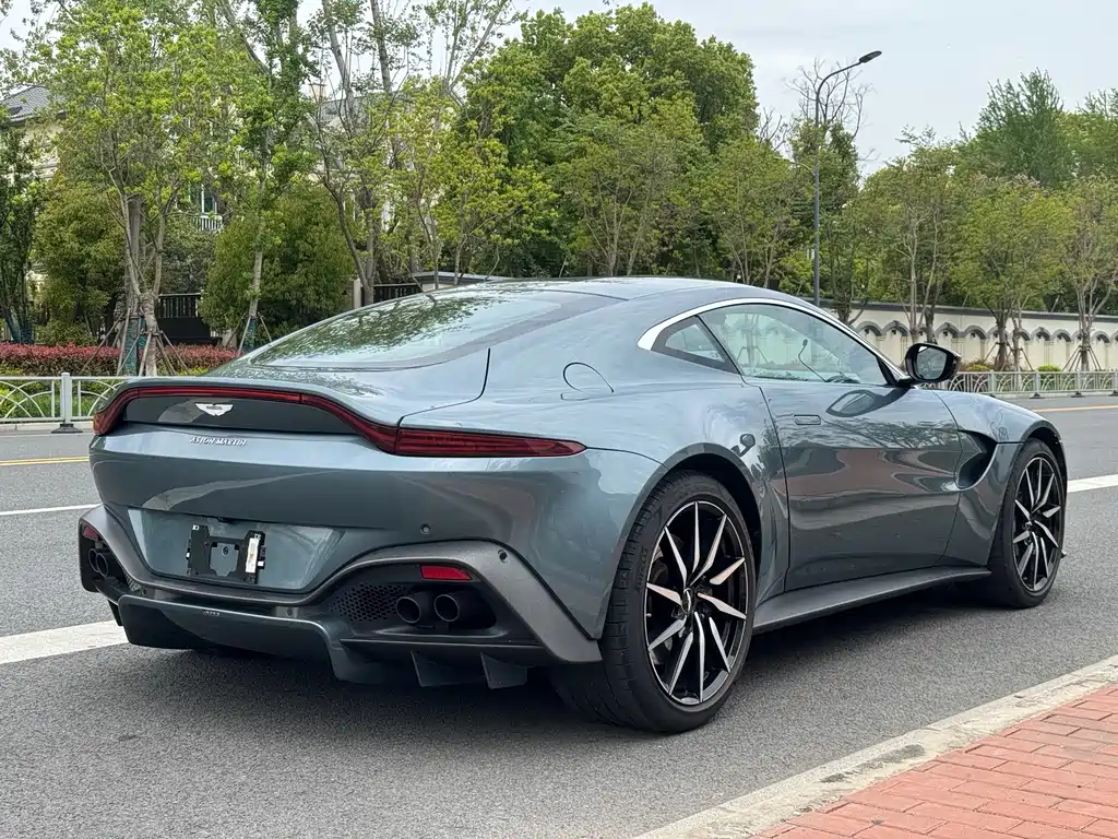 Aston Martin V8 Vantage 2019 — фото 4