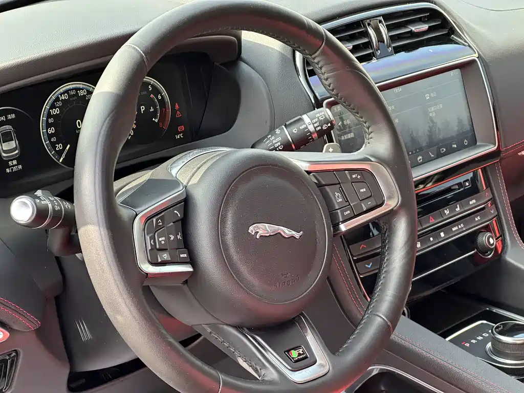Jaguar F-PACE 2017 — фото 12