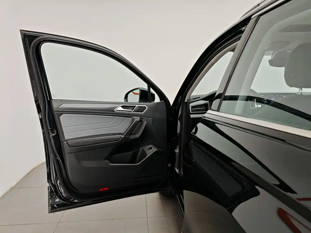 Volkswagen Tiguan L 2023 — фото 8